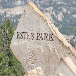 A rock sign with the words Estes Park carved into it.